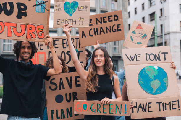 estudantes e jovens protestam pela emergência climática - placa de manifestação - fotografias e filmes do acervo