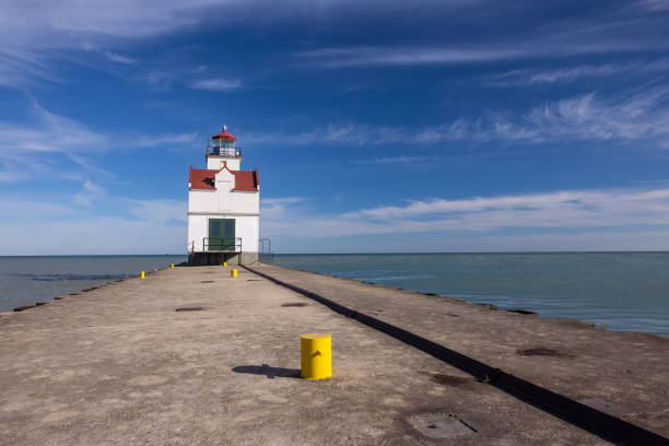 istock Kewaunee Pierhead Lighthouse 1344284788