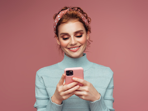 Retrato en primer plano de una joven bonita usando un teléfono inteligente photo