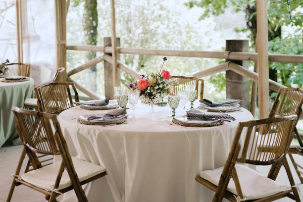 ejemplo de una mesa rústica para un evento. concepto minimalista. - restaurant tablecloth fotografías e imágenes de stock