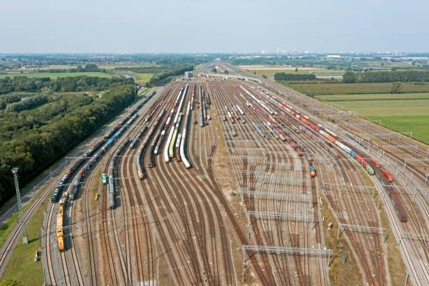 antenne vom rangierbahnhof kijfhoek, dem größten in den niederlanden - railroad siding stock-fotos und bilder