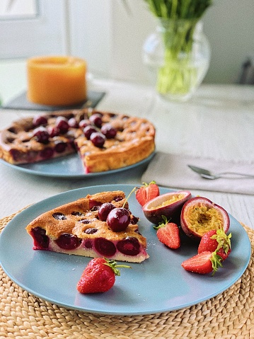Clafoutis with strawberry and passion fruit