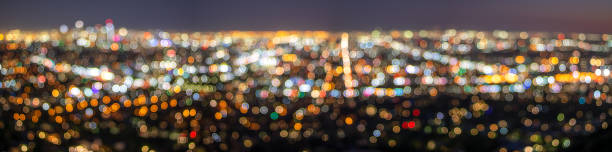 bokeh skyline of los angeles at night - hollywood california skyline city of los angeles panoramic imagens e fotografias de stock