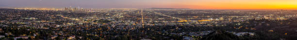 panoramic view los angeles skyline at dusk - hollywood california skyline city of los angeles panoramic imagens e fotografias de stock