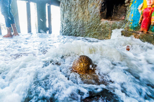 Gangeshwar mahadev temple, Diu Waterfront Hindu temple, dedicated to Shiva, with 5 stones washed by the sea's tidal waves. diu island stock pictures, royalty-free photos & images