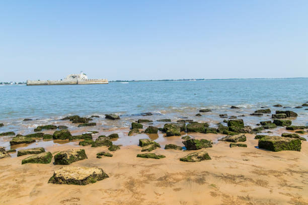 der rand des diu forts - horizontal landscape coastline gujarat stock-fotos und bilder