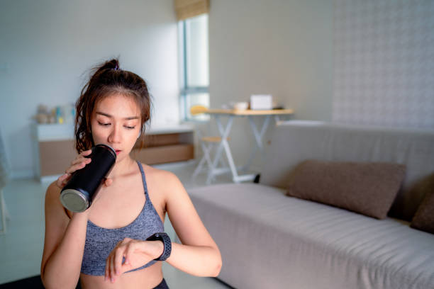 bella ragazza relax dopo l'allenamento a casa. - blueberry smoothie milk shake drink foto e immagini stock