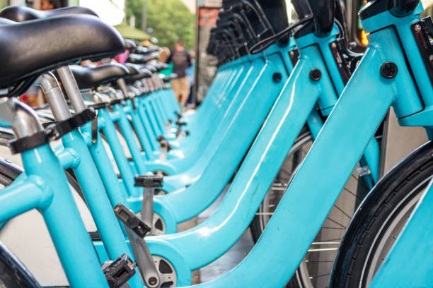 bicicletas azuis prontas para serem alugadas - bikeshare - fotografias e filmes do acervo