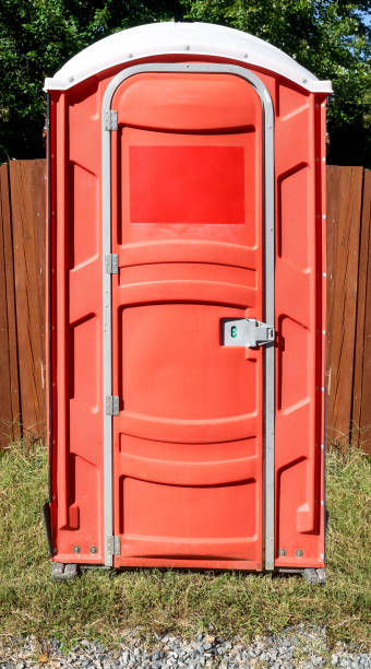 色あせたポルタ・トイレ - porta potty ストックフォトと画像