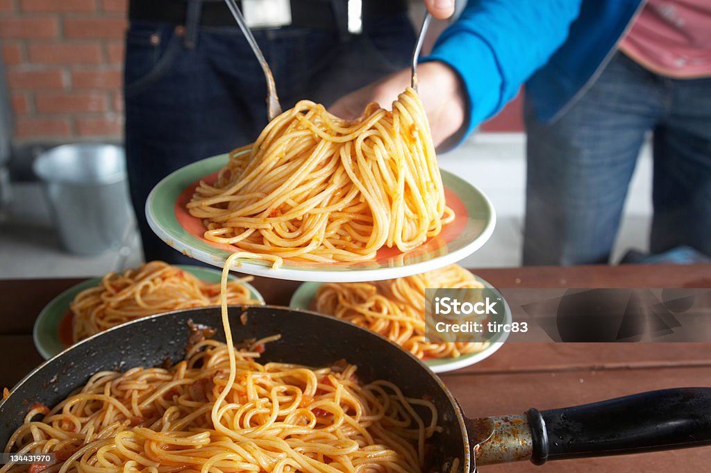 spaghetti fatti in casa di vacanza - Foto stock royalty-free di Cucina italiana