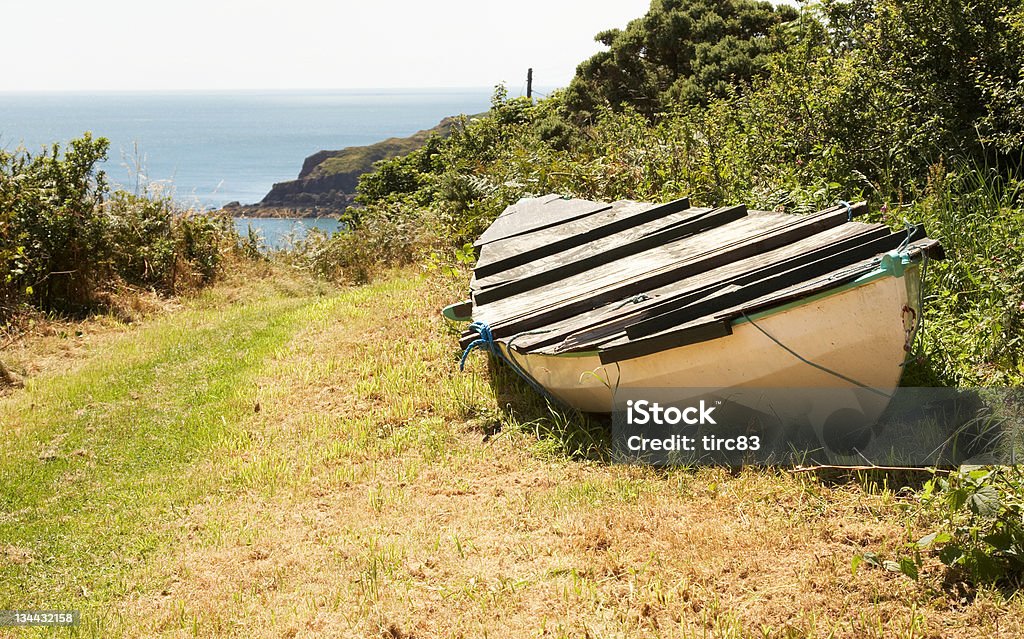 Barco de remos en el borde del camino headland - Foto de stock de Aire libre libre de derechos