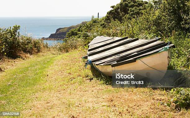 Barco A Remo Na Borda Da Ponta Caminho - Fotografias de stock e mais imagens de Antigo - Antigo, Ao Ar Livre, Cor verde