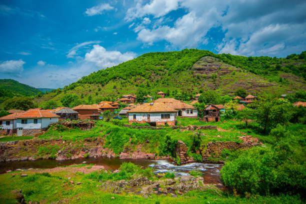 올드 마운틴 빌리지 - eastern europe mountain range mountain village 뉴스 사진 이미지