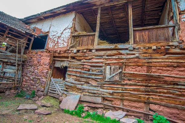 altes bergdorf - eastern europe mountain range mountain village stock-fotos und bilder