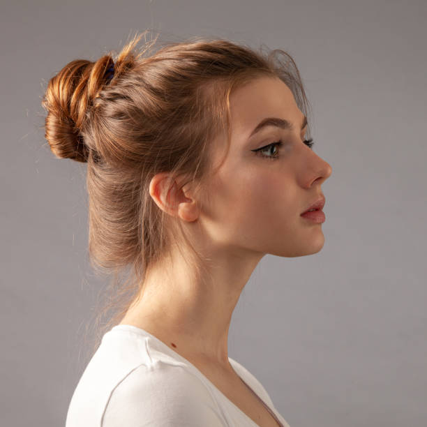 retrato de estúdio de mulher atraente de 19 anos com cabelos castanhos - hair bun - fotografias e filmes do acervo