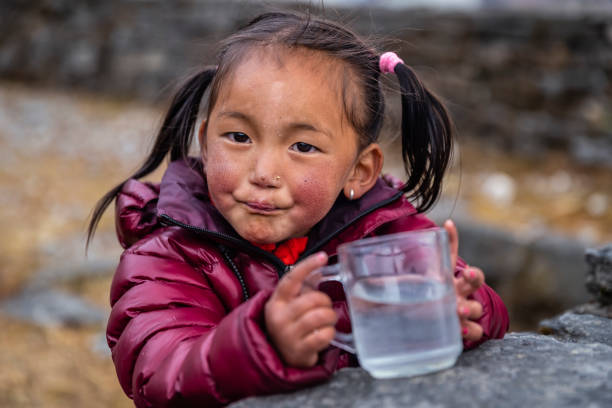 retrato de menina bebendo água, parque nacional do monte everest, nepal - indian culture child little girls indigenous culture - fotografias e filmes do acervo