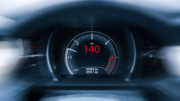 speed auto. tachometer, drehzahlmesser auf dem armaturenbrett des fahrzeugs. schneller autoinnenraum. - motor vehicle car speedometer macro stock-fotos und bilder