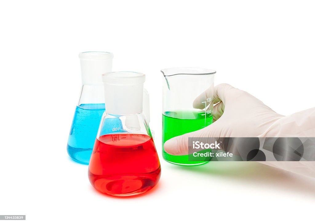 Color de la solución en matraces de laboratorio - Foto de stock de Asistencia sanitaria y medicina libre de derechos
