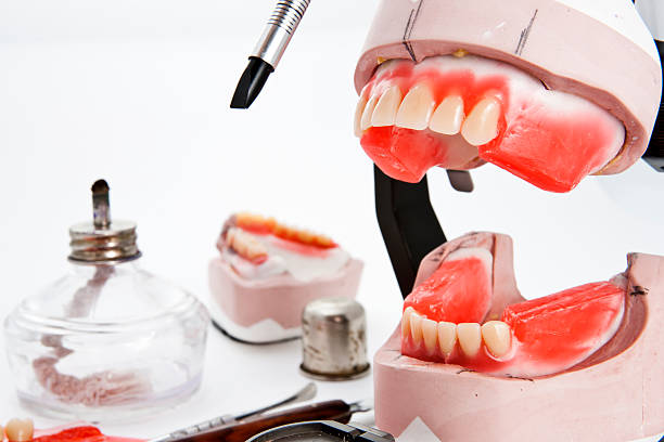 dental lab articulator und ausstattung für denture - articulator stock-fotos und bilder