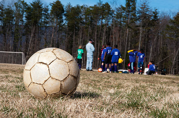 futbol-футбольный мяч - little league фотографии стоковые фото и изображения