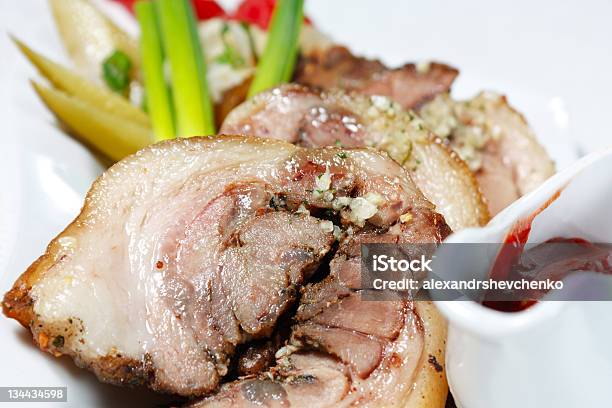 Shin Von Schweinefleisch Mit Ketchup Und Eingelegtem Gemüse Stockfoto und mehr Bilder von Bratengericht