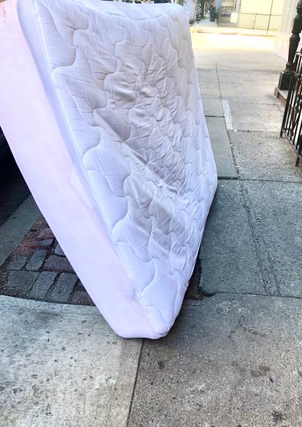 istock Mattress Placed On Pickup Curb 1344346728