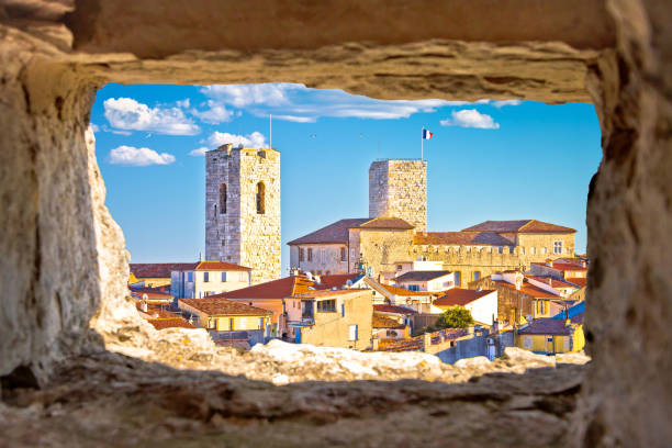 historique français riviera vieille ville d’antibes front de mer et sur les toits vue à travers une fenêtre en pierre - antibes photos et images de collection