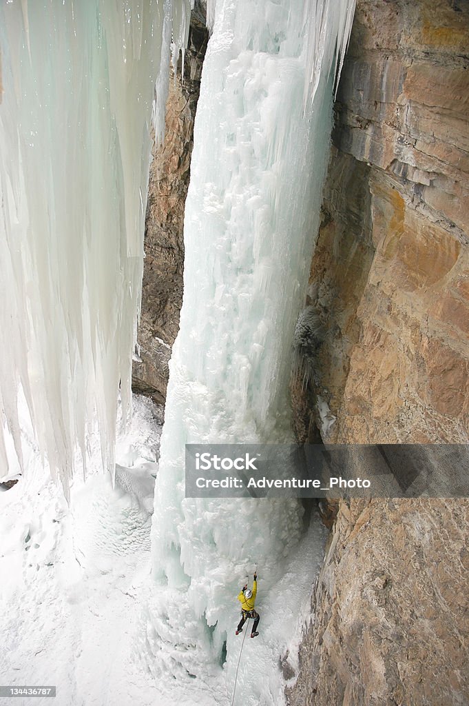 Eiskletterer Extreme Abenteurer auf steilen gefrorenen Wasserfall - Lizenzfrei Abenteuer Stock-Foto