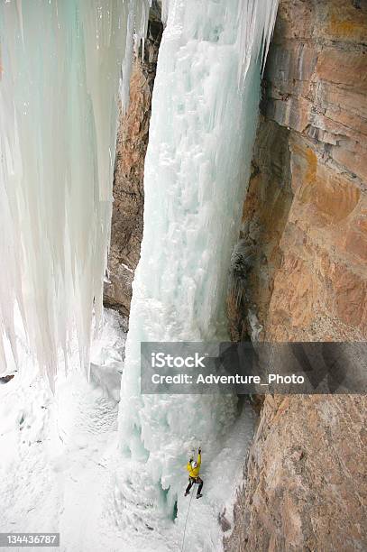 Eiskletterer Extreme Abenteurer Auf Steilen Gefrorenen Wasserfall Stockfoto und mehr Bilder von Abenteuer