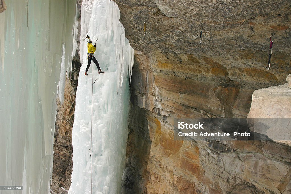 Extreme Ice grimpeur aventuriers abrupt Cascade gelée - Photo de Vail libre de droits