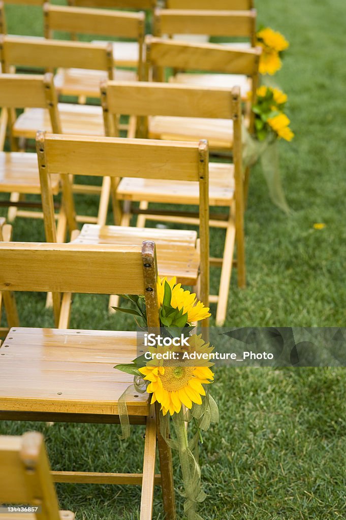 해바라기 및 리본 장식 결�혼 예식 의자 on 잔디 - 로열티 프리 0명 스톡 사진