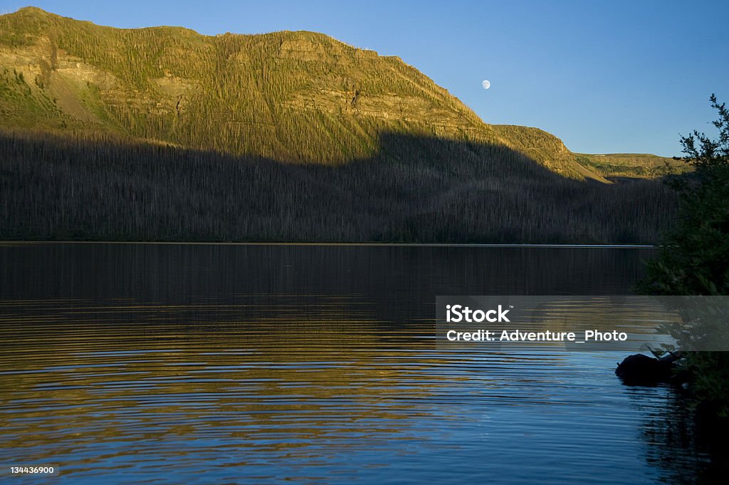 Malownicze góry odzwierciedlenie w Alpine Lake - Zbiór zdjęć royalty-free (Alpenglow)
