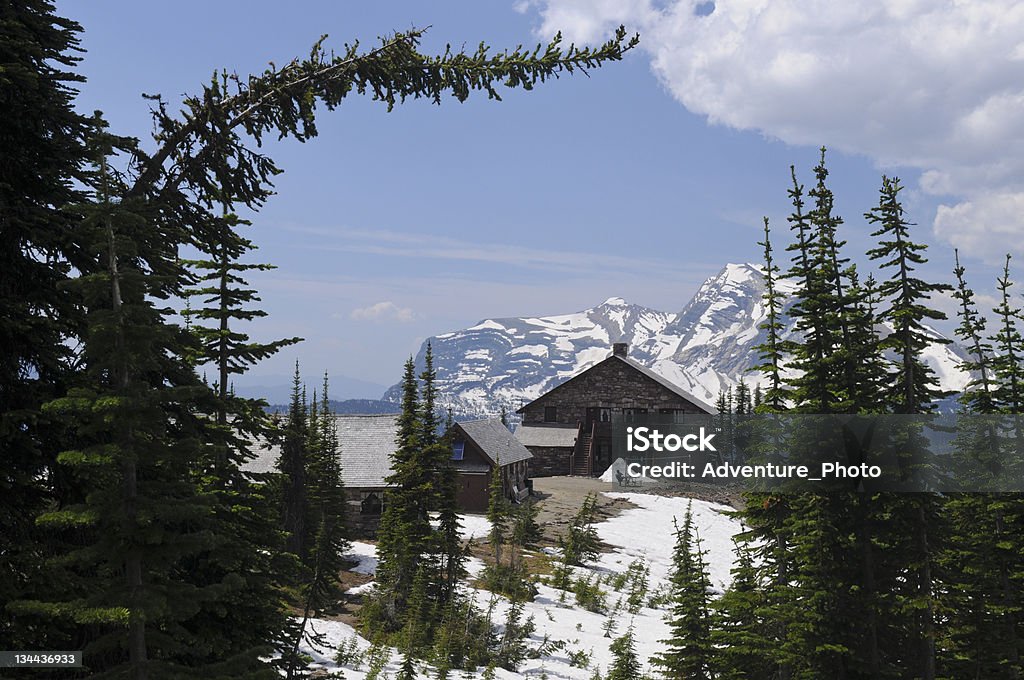 Parque Glacier NP Chalet de granito, vista a las montañas - Foto de stock de Aire libre libre de derechos