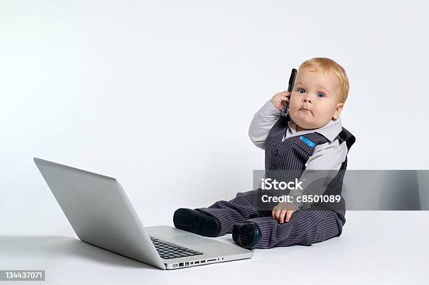 Smart Bebé De Trabajo Foto de stock y más banco de imágenes de Bebé - Bebé, Traje, Ordenador portátil