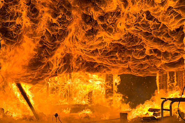 fogo e intensa chamas burns casa para o chão - house burning color image danger - fotografias e filmes do acervo