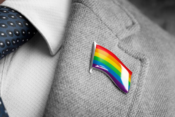 スーツのラペルにlgbtの旗を持つ金属バッジ - brooch ストックフォトと画像