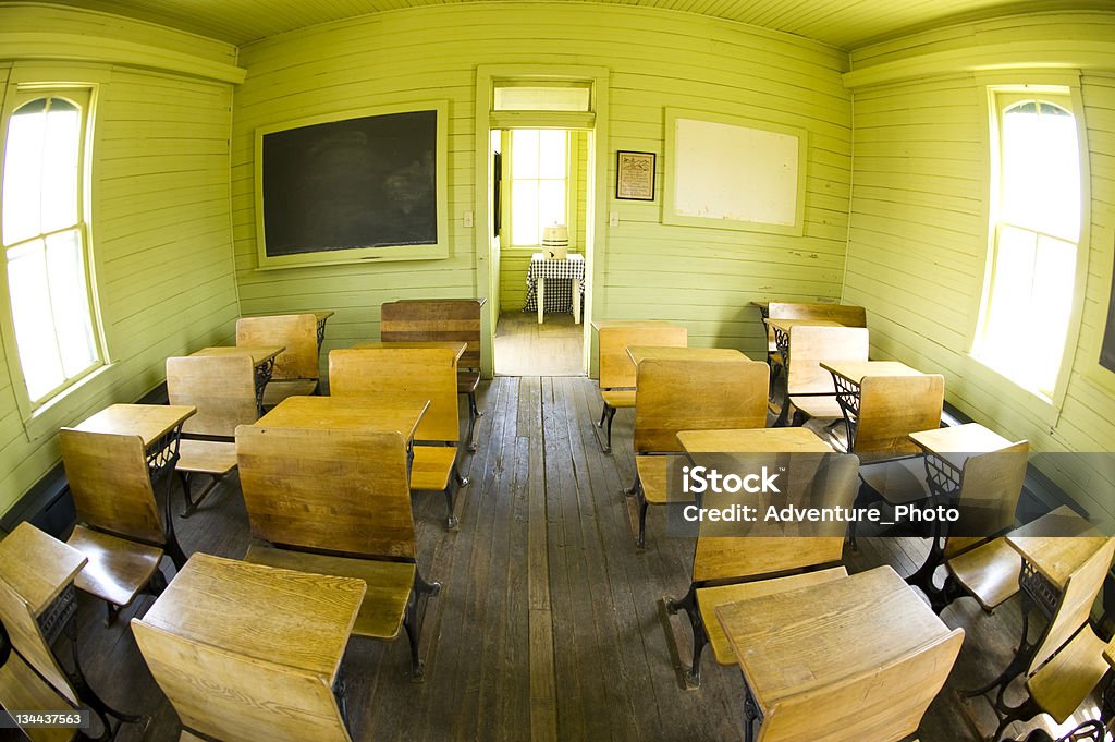 Vecchio Shoolhouse Schoolroom con scrivanie - Foto stock royalty-free di Ambientazione interna