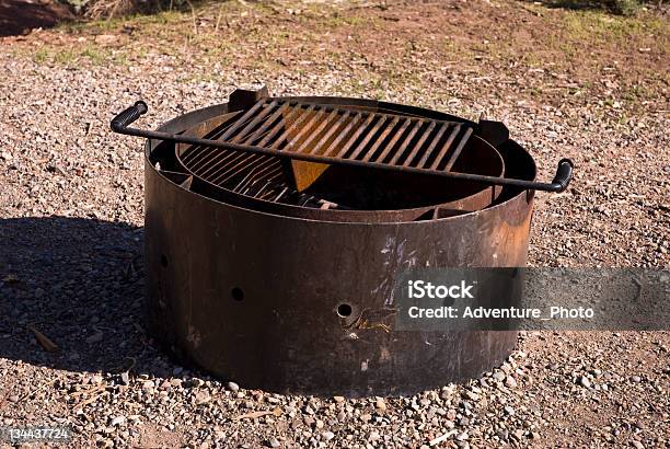 Żelazo Campground Palenisko Barbecue - zdjęcia stockowe i więcej obrazów Barbecue - Barbecue, Bez ludzi, Biwakować