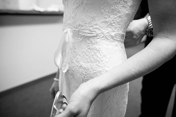 braut im hochzeitskleid schwarz und weiß - burttons stock-fotos und bilder