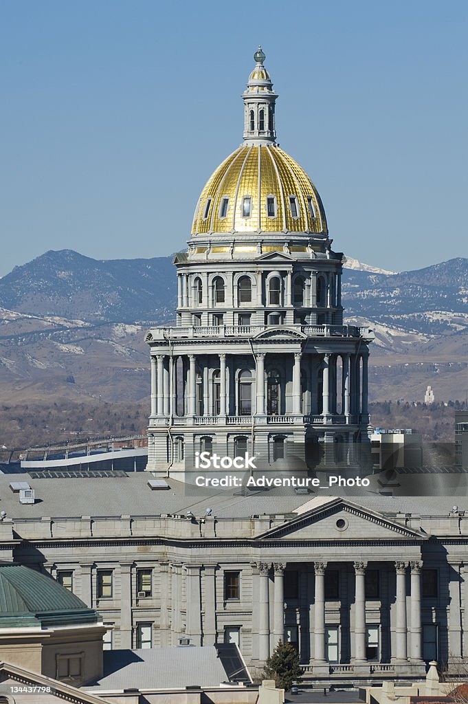 Edificio del Capitolio del Estado de Denver con vista a las montañas - Foto de stock de Capitolio estatal libre de derechos