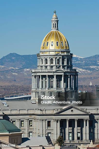 Edificio Del Capitolio Del Estado De Denver Con Vista A Las Montañas Foto de stock y más banco de imágenes de Capitolio estatal