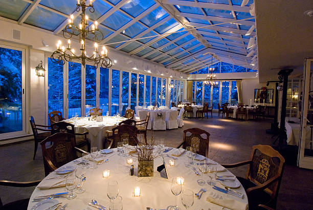 comidas refinadas establecido en una boda - wedding reception fine dining table restaurant fotografías e imágenes de stock