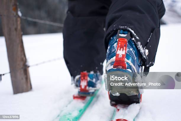 Крест Стране Телемарк Лыжница Лыжных Экскурсий В Горах — стоковые фотографии и другие картинки Лыжи