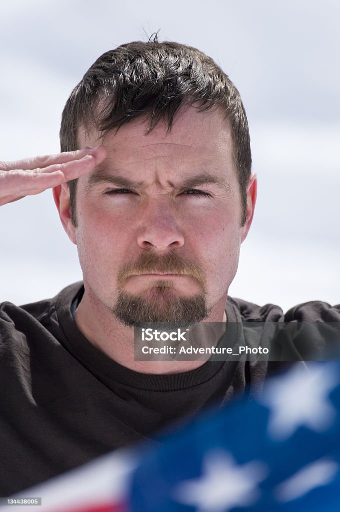 Soldier Saludos la bandera estadounidense y honores un reducido Comrade - Foto de stock de Bandera libre de derechos