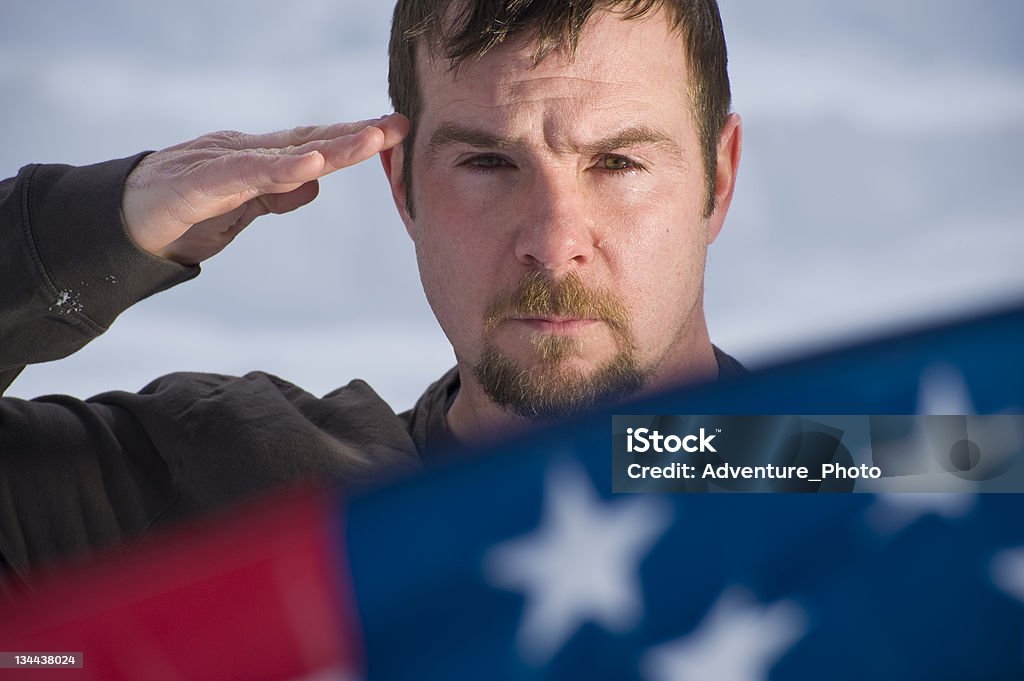 Приветствуют солдата, американский флаг и продолжает Упавшее Comrade - Стоковые фото Патриотизм роялти-фри