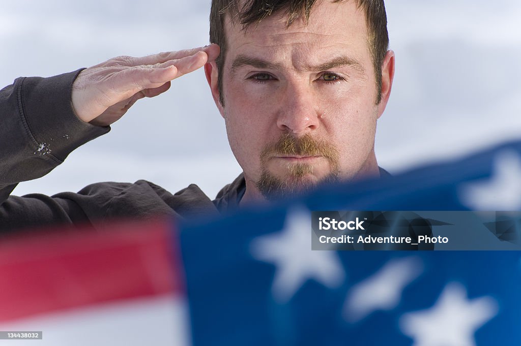 Soldato rende omaggio alla bandiera americana e un omaggio Comrade caduto - Foto stock royalty-free di Lacrima