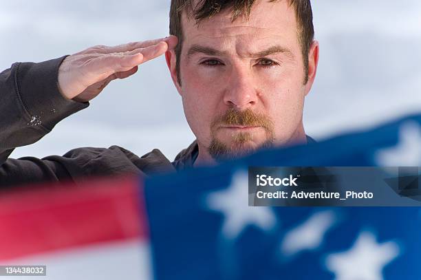 Soldier Salutes Amerykańskiej Flagi I Wyróżnienia Się Dostać Comrade - zdjęcia stockowe i więcej obrazów Salutować