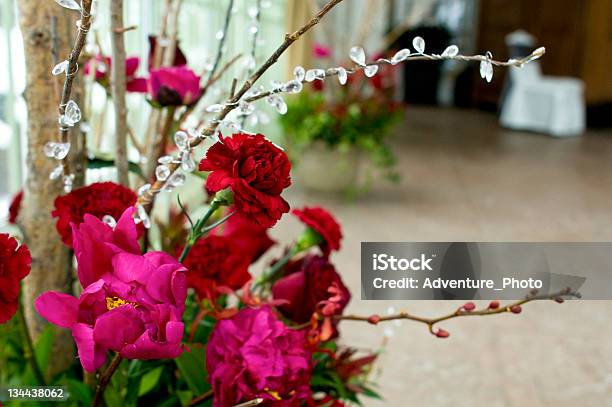 Foto de Flores Frescas No Casamento e mais fotos de stock de Altar - Altar, Arranjo de Flores, Casado