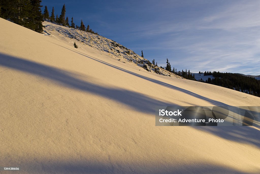 Vista panorámica de la montaña de nieve pendiente ambiente - Foto de stock de Aire libre libre de derechos