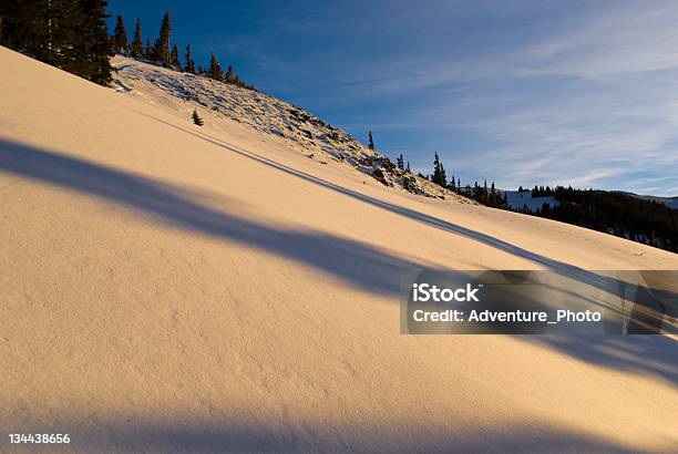 Vista Panorámica De La Montaña De Nieve Pendiente Ambiente Foto de stock y más banco de imágenes de Aire libre